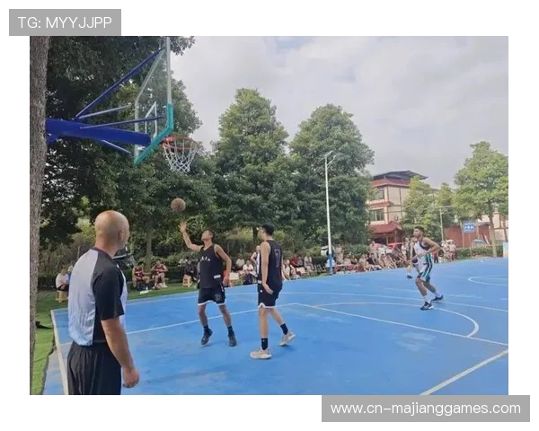 篮球爱好者各有职业，社区工作人员与连队-两委-以球会友