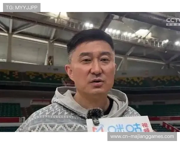 杜锋机场为王怀玉庆生，全队合唱生日歌展现团队凝聚力